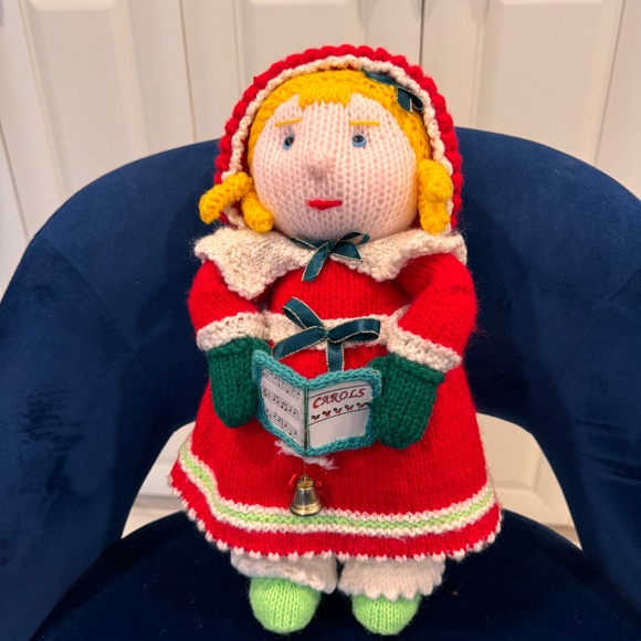 Vintage hand knit trio of Christmas Carollers. Three large hand knit figurines. - Picture 6 of 11